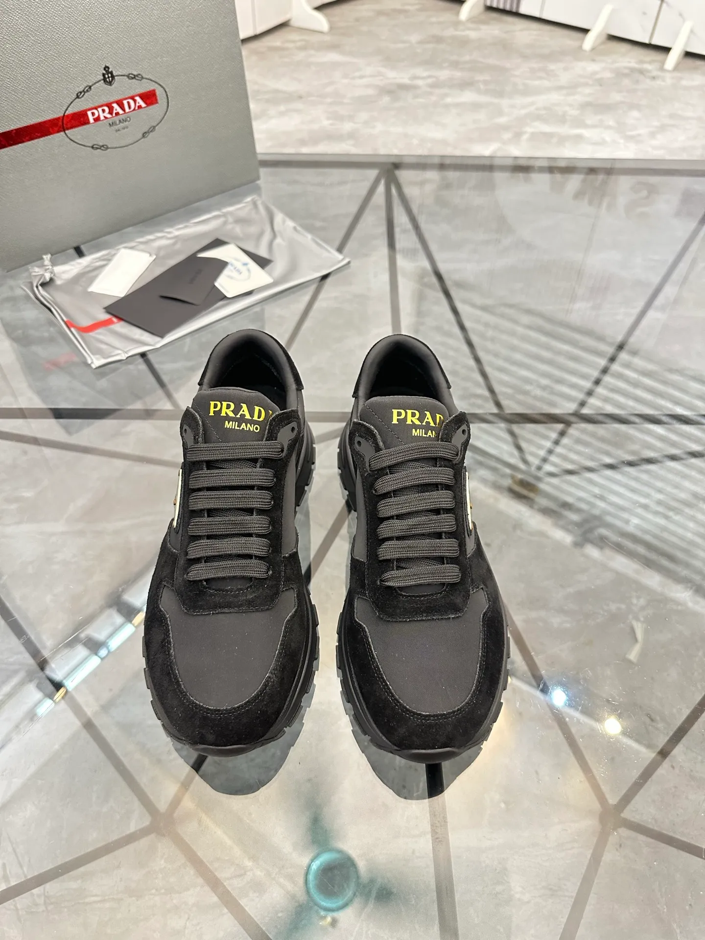 Men's shoes: 💰P580¥ High-end top quality Product trademark: Prada *"Prada*" low-top casual shoes Regular size: 38-45 (can be customized to 46) Product materials: upper imported first-layer nubuck leather spliced ​​with original materials, cowhide lining, cowhide feet, original outsole. Number: 832